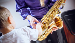 Как научиться играть на саксафоне